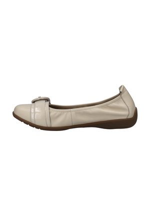 Chaussure plate en cuir beige avec bout arrondi, bride décorative avec boucle et semelle en caoutchouc marron, vue de côté.