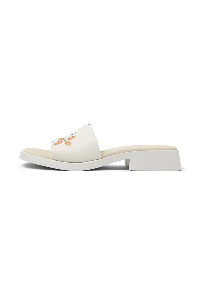 Sandal in bianco con tacco basso, caratterizzato da un design floreale ricamato in arancione e blu sulla parte superiore. Texture liscia.
