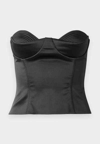 Top estruturado preto com decote coração. Apresenta um tecido liso e elástico, além de nervuras verticais ao longo do busto para suporte.