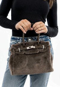 Brun faux fur håndtaske med korte håndtag og sølvhardware, med en struktureret form og en subtil tekstur.