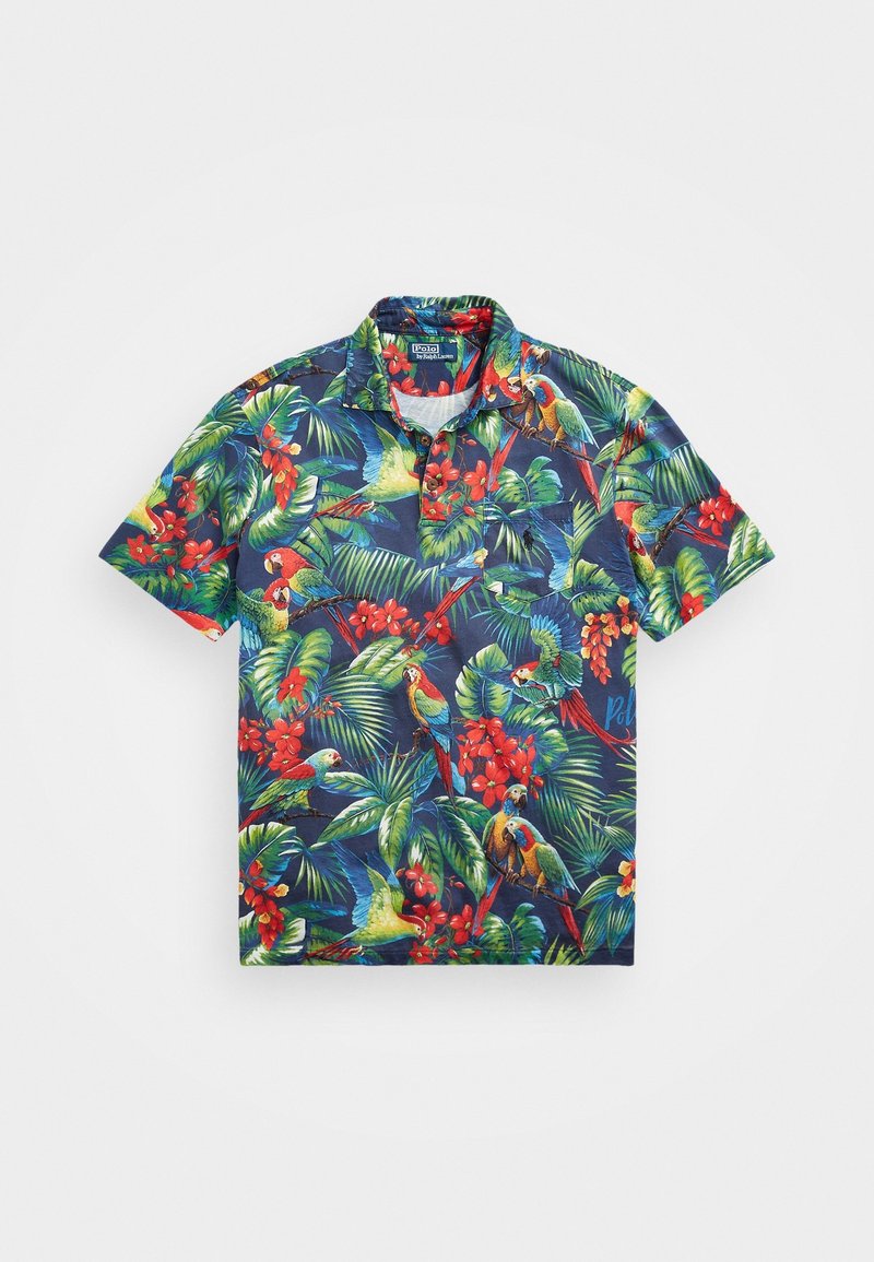 Polo bleu marine à manches courtes avec imprimé tropical de feuilles vertes, fleurs rouges et perroquets colorés.