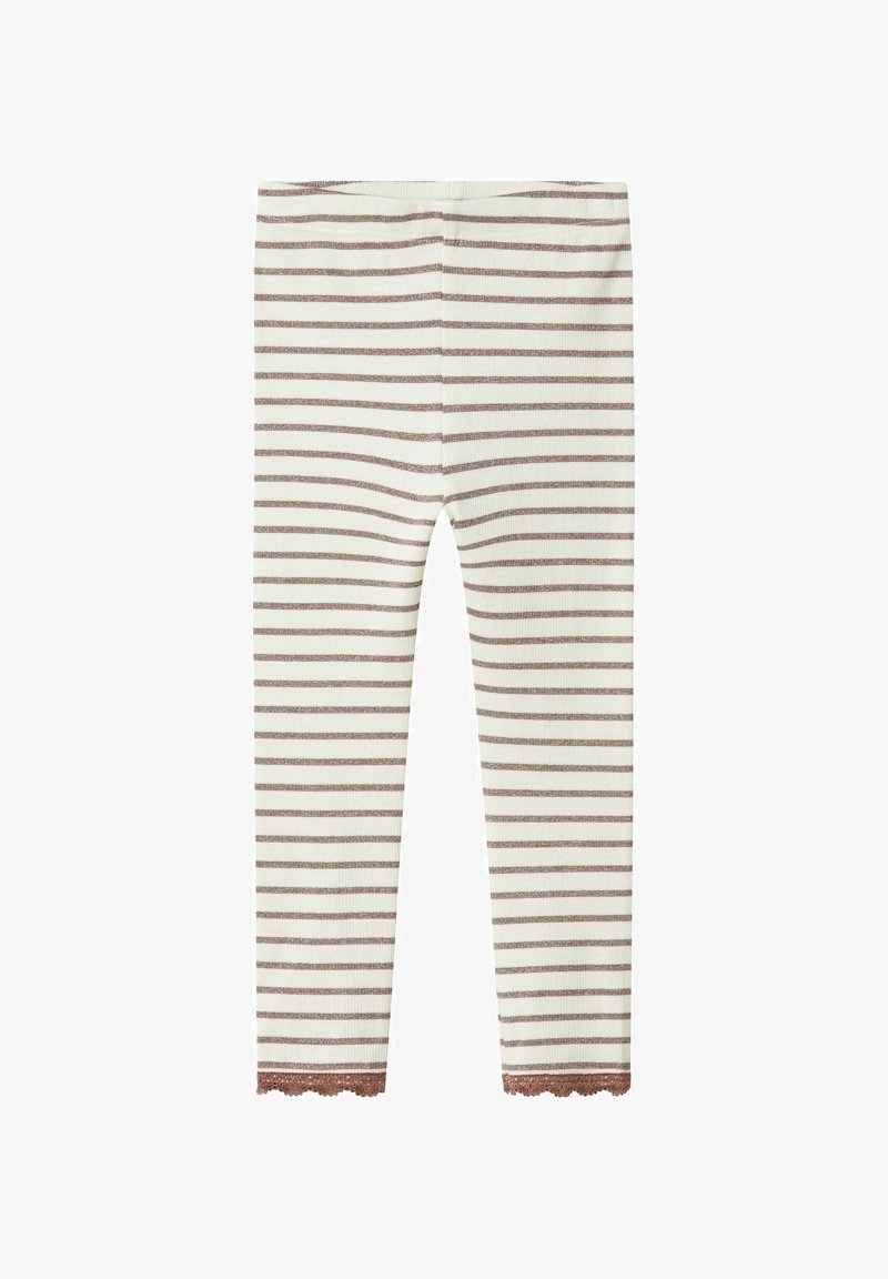 Dziecięce legginsy w kolorze kremowym, sięgające do pełnej długości, z brązowymi poziomymi paskami i koronkowym wykończeniem na kostkach.