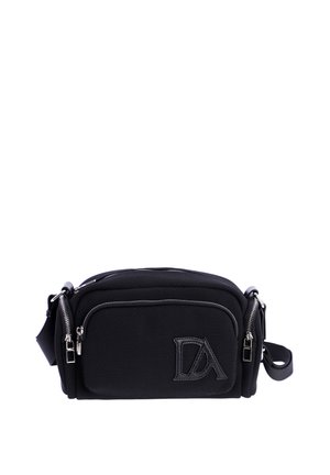 Bolso compacto negro de hombro con varios compartimentos con cremallera y el logo "DA" en relieve en el bolsillo delantero.