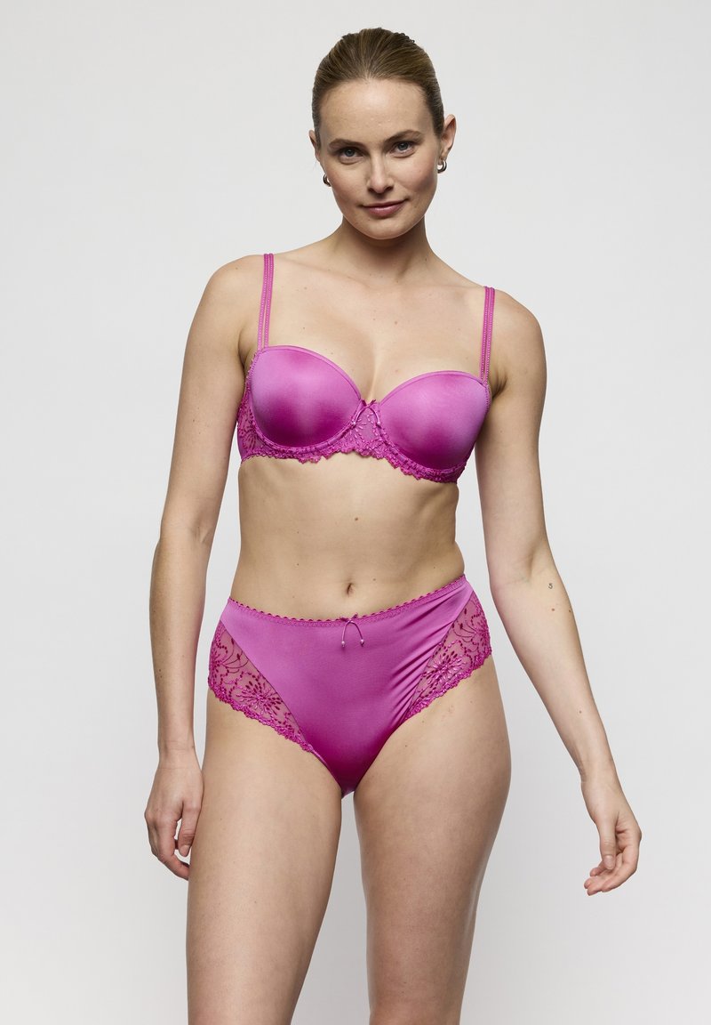Sujetador de satén fucsia con detalles de encaje y tirantes ajustables, combinado con bragas de talle alto con ribete de encaje y un detalle de lazo en la parte delantera.