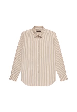 Beżowa i biała koszula z pionowymi paskami, na długi rękaw, zapinana na guziki, z kołnierzykiem i mankietami, rozłożona na białym tle.