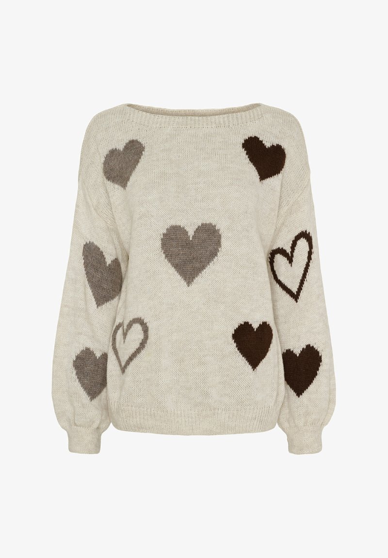 Creme strikket sweater med brune og grå solide og konturerede hjertepatterner på fronten og ærmerne, der har en bred rund hals.