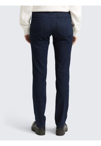 Pantalones de mezclilla azul oscuro con corte recto, que cuentan con dos bolsillos traseros y detalles de costura. Textura suave, adornos de hardware mínimos.