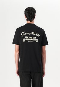 Tommy Hilfiger - T-shirt z nadrukiem