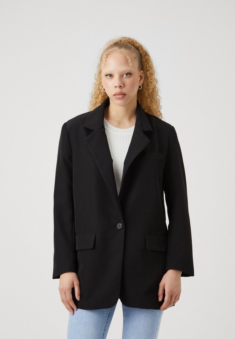 Črn blazer s strukturirano prileganjem, z izrezanimi reverji, enojnim zapiranjem na gumb in dvema sprednjima žepoma. Mehak material, minimalistična zasnova.