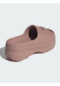 Roze instapklompen met een structuur oppervlakte, afgeronde vorm en een dikke zool. Beschikt over een klein logo aan de zijkant en antislip op de onderkant.