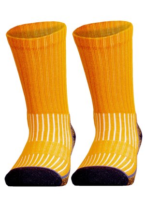 Gelbe gestrickte Socken mit gerippter Struktur, die weiße vertikale Streifen und einen dunkelvioletten Zehenbereich aufweisen. Entworfen für Komfort und Stil.