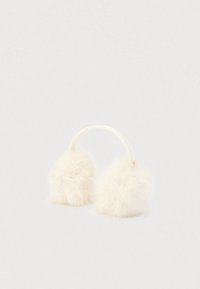 Căști moi, albe și pufoase, cu o bandă simplă albă, concepute pentru căldură și utilizare în timpul iernii.