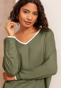 Friends Like These V-NECK LONG SLEEVE TIPPED - Ilgarankovis viršutinės dalies drabužis - khaki green
