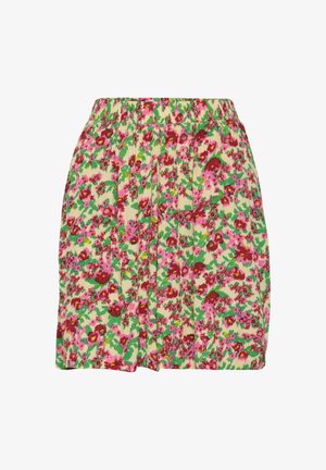 Kvetinové šortky so žltým pozadím, zdobené ružovými a červenými kvetmi, s elastickým pásom a skladaným dizajnom pre zvýraznenú textúru.