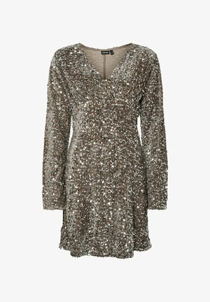 Karnavalinė suknelė su gilia V formos iškirpte, ilgomis rankovėmis ir prigludusiu liemeniu, sidabro ir rudos spalvų raštu bei švelnia tekstūra.