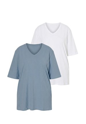 Twee effen korte mouwen V-hals T-shirts, één lichtblauw aan de voorkant en één wit aan de achterkant, weergegeven op een witte achtergrond.