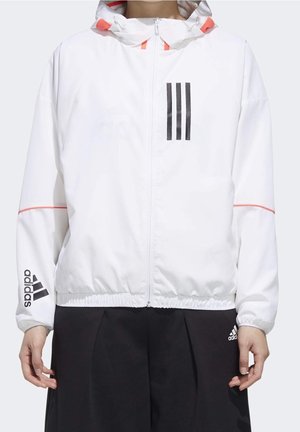 Witte zip-up jas met een capuchon, voorzien van drie zwarte strepen op de borst en rode accenten, gemaakt van soepel, lichtgewicht materiaal, elastische tailleband.