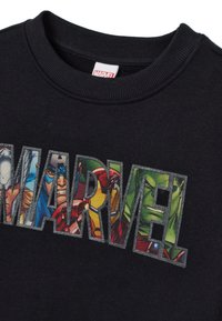 Schwarzer Sweatshirt mit dem Wort "MARVEL" in großer, mehrfarbiger Schrift, die Comic-Charaktere zeigt, und einem gerippten Rundhalsausschnitt.