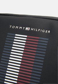Tommy Hilfiger FOUNDATION WASHBAG UNISEX - Toilettas - black
