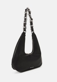 Zwarte leren schoudertas met een gestructureerde afwerking, voorzien van een zilveren kettingriem en een ritsvak aan één zijde. Merklabel zichtbaar.
