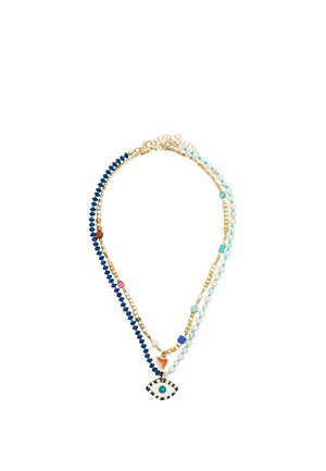 Dwuwarstwowy naszyjnik z koralików w kolorach złotym, niebieskim i białym, z małą pomarańczową zawieszką w kształcie serca oraz zawieszką w kształcie oka z kolorami czarnym, białym i turkusowym.