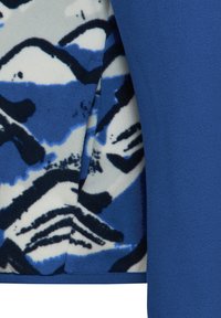 Κοντινό πλάνο μπλε φλις μπουφάν με αφηρημένο μοτίβο σε ασπρόμαυρο στη φόδρα που φαίνεται στην εσωτερική τσέπη.