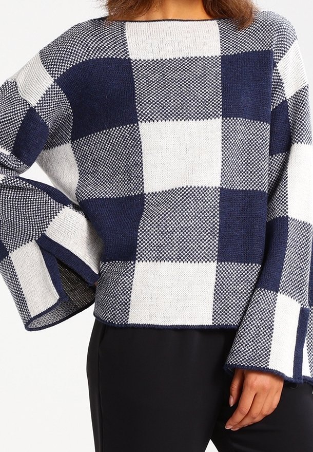 Granatowy i biały, oversize'owy sweter w kratę, z szerokimi rękawami i pudełkowym fasonem, wykonany z teksturowanej dzianiny.