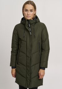 Oliven grønn pufferjakke med hette, med frontglidelås, sidelommer og en quiltet design. Glatt tekstur og medium lengde.