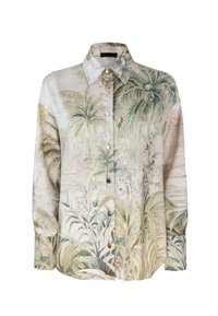 Chemise à manches longues ornée d'un motif botanique avec des feuilles de palmier et du feuillage dans des teintes de vert et beige sur un fond clair.