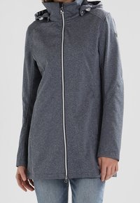 Šedá, lehká bunda se zipem, nastavitelnou kapucí a postranními kapsami. Má hladký povrch a jemný melírovaný vzor.