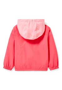 Vista posteriore di una leggera giacca per bambini di un vivace colore corallo con cappuccio rosa chiaro e polsini elasticizzati.