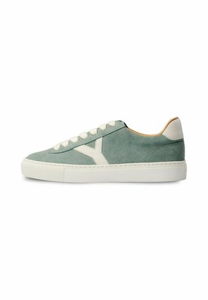 Low-top sneaker met lichtgroene suède bovenkant, wit "Y"-design aan de zijkant, witte veters, witte rubberen zool en beige hieltab.