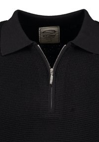 Schwarzes, gestricktes Poloshirt mit kurzem Reißverschluss und Kragen. Das Etikett trägt die Aufschrift "KEY LARGO" mit der Größe S. Strukturierter Stoff.