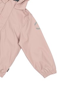 Vodoodporna jakna svetlo rožnate barve z mehko teksturo, kapuco in elastičnimi manšetami. Na desnem rokavu ima siv logotip.