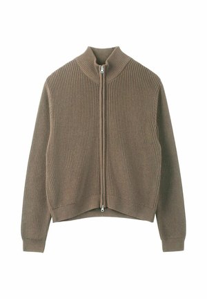Bruine geribbelde gebreide trui met rits, hoge kraag en lange mouwen, afgebeeld op een witte achtergrond.