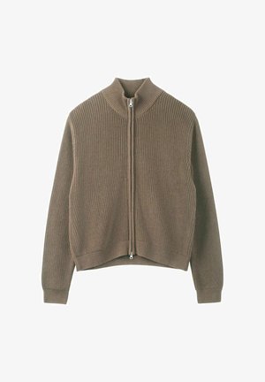 Brauner gerippter Strickpullover mit Reißverschluss, hohem Kragen und langen Ärmeln, dargestellt auf weißem Hintergrund.