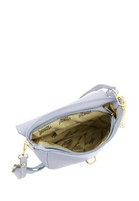 Lichtblauwe leren handtas met een gestructureerd oppervlak, gouden hardware en een ruime binnenkant gevoerd met beige stof met een logo-patroon.