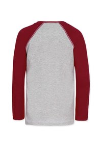 Langærmet T-shirt med grå krop og bordeaux raglanærmer. Blødt bomuldsstof, ribbet krave og kontraststingdetaljer.