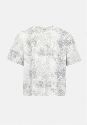 T-shirt à manches courtes blanc et gris marbré avec col rond et coupe ample, présenté sur un fond uni.