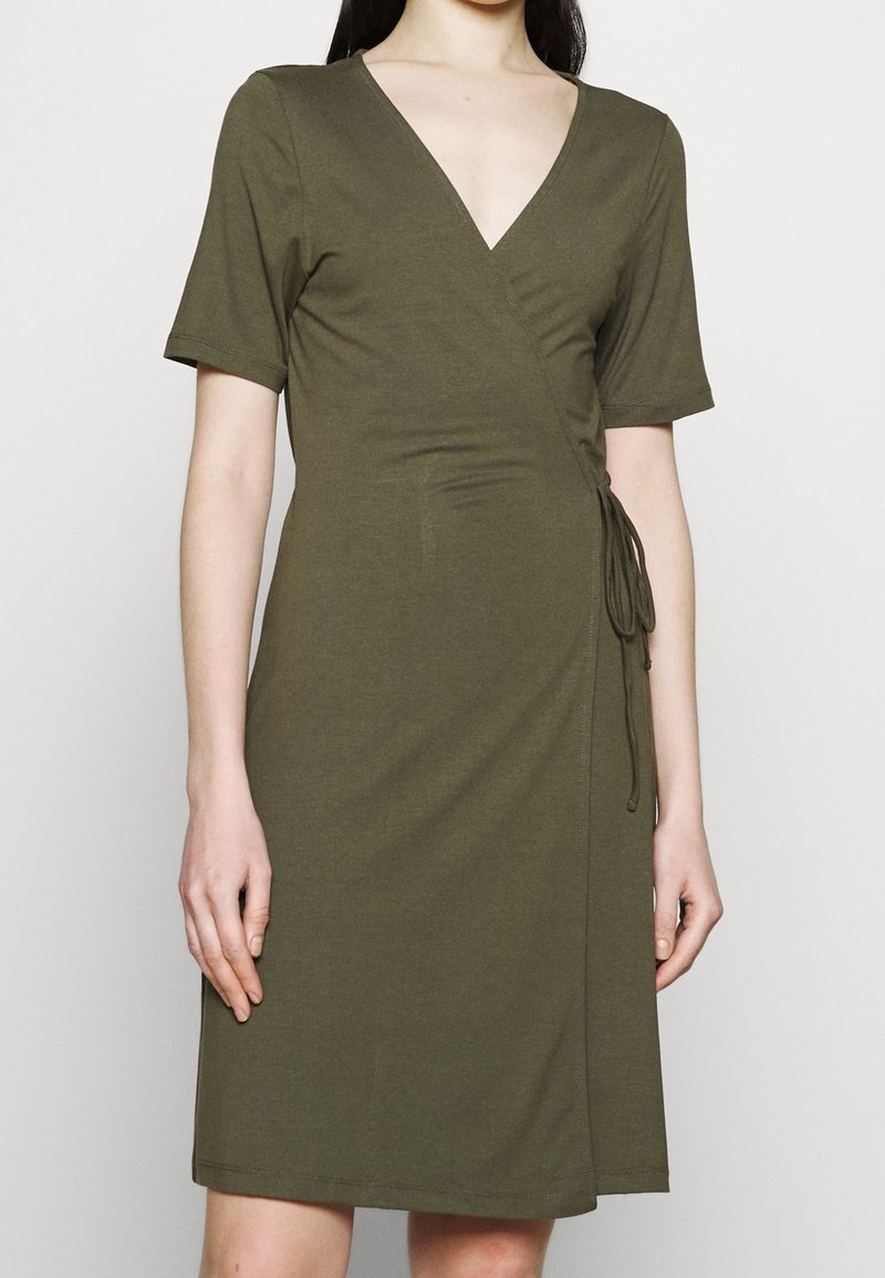Robe portefeuille vert olive en tissu doux, avec un décolleté en V, des manches courtes et un détail de lien à la taille, longueur genou.