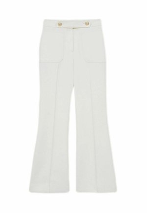 Witte wijde broek met een gladde textuur, voorzien van twee voorzakken, een ritssluiting en twee goudkleurige knopen op de tailleband.