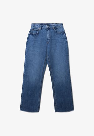 Jeans in denim blu con taglio dritto, vita alta, due tasche anteriori e chiusura con zip. Il tessuto ha una consistenza liscia.