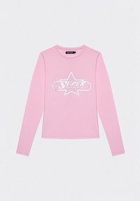 Różowa bawełniana bluzka z długim rękawem z graficznym motywem srebrnej gwiazdy oraz napisem "SUPER Elite Club" w wyraźnym drukowanym adresie na środku.