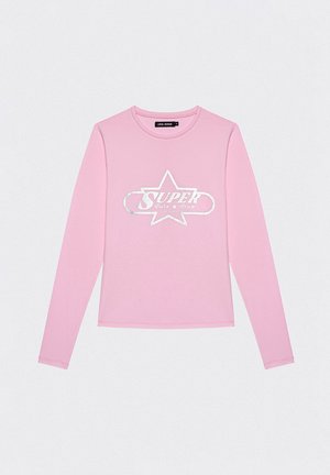 Różowa bawełniana bluzka z długim rękawem z graficznym motywem srebrnej gwiazdy oraz napisem "SUPER Elite Club" w wyraźnym drukowanym adresie na środku.