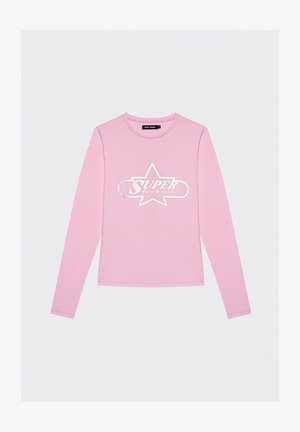 Różowa bawełniana bluzka z długim rękawem z graficznym motywem srebrnej gwiazdy oraz napisem "SUPER Elite Club" w wyraźnym drukowanym adresie na środku.