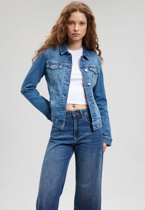 Lightblue Jeansjacke mit klassischen Designelementen, einschließlich zwei Brusttaschen, Knopfverschluss und cropped Länge.