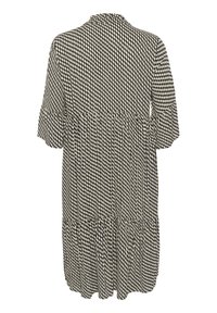 Schwarz-weißer, gemusterter Kleid mit kurzen Ärmeln, einem gerafften Saum und einer Stofftextur, die leicht und fließend wirkt.