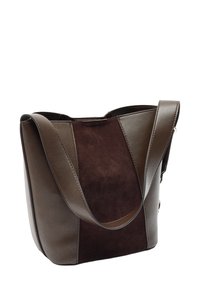 Brązowa torebka na ramię z skóry i zamszu, charakteryzująca się designem w blokach kolorów, gładką fakturą oraz szerokim paskiem dla komfortu.