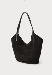 Sac fourre-tout en suède noir avec poignées en cuir lisse, design décontracté, ouverture en haut et base légèrement structurée. Pas de matériel ou de motifs visibles.