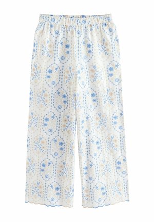 Białe spodnie o szerokich nogawkach z niebieskim i beżowym kwiatowym haftem, elastyczną talią i falowanym wykończeniem nogawek.
